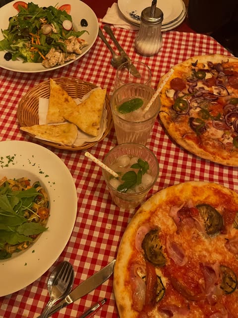 Frische Steinofen-Pizza @la_taverna_rimpar